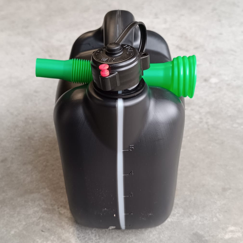 Jerrycan zwart met schenktuit (5 liter)