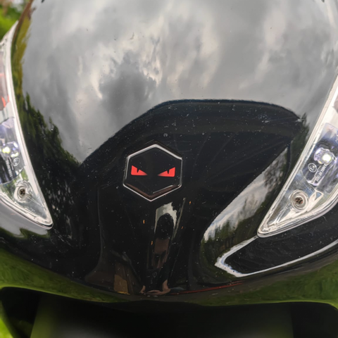 piaggio zip embleem boze ogen rood op voorkap