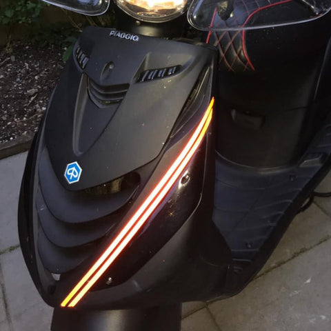 reflectietape op zwarte piaggio zip