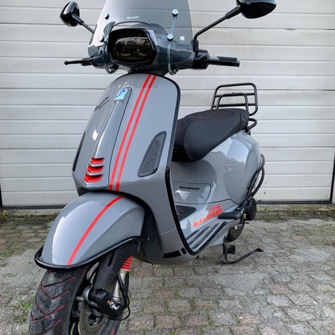 reflectietape rood op grijze vespa sprint