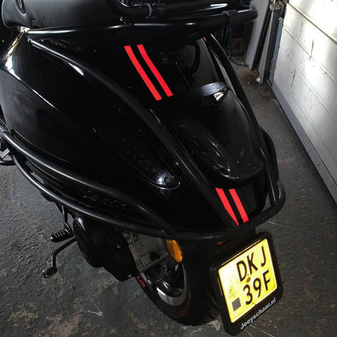 reflectie tape rood op vespa scooter