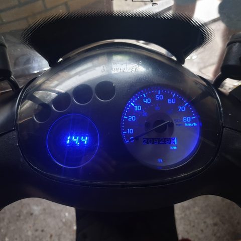 blauwe dashboard verlichting piaggio zip