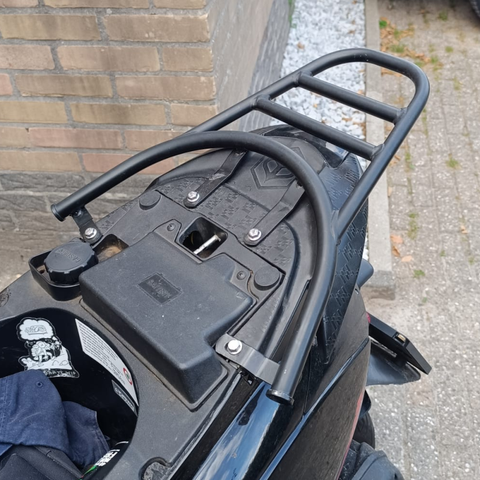 Achterdrager (wheelierekje) Piaggio Zip mat zwart