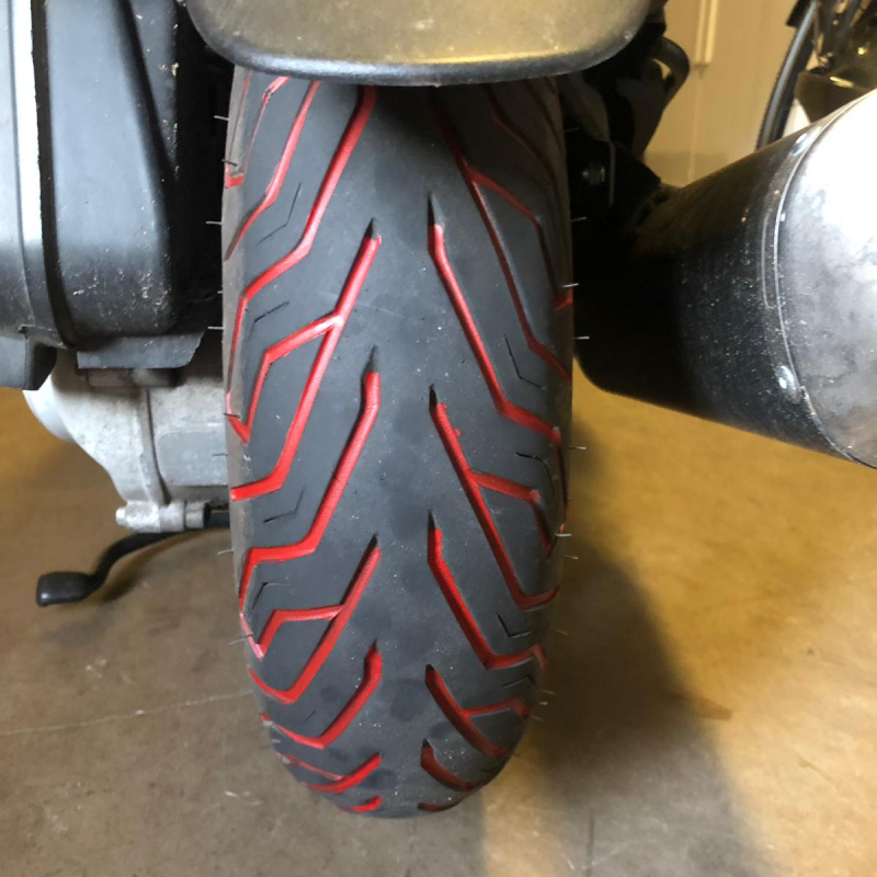 rode bandenstift op banden profiel