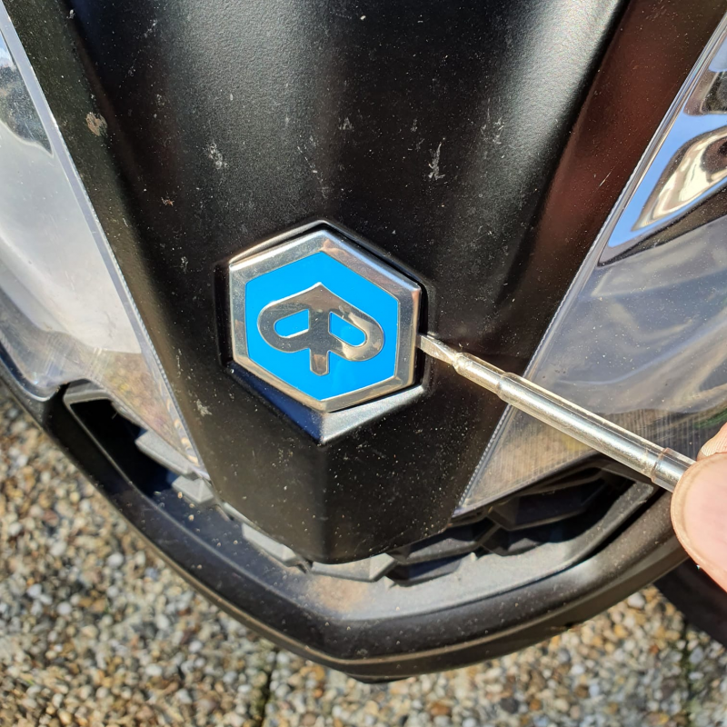 piaggio mp3 logo demonteren