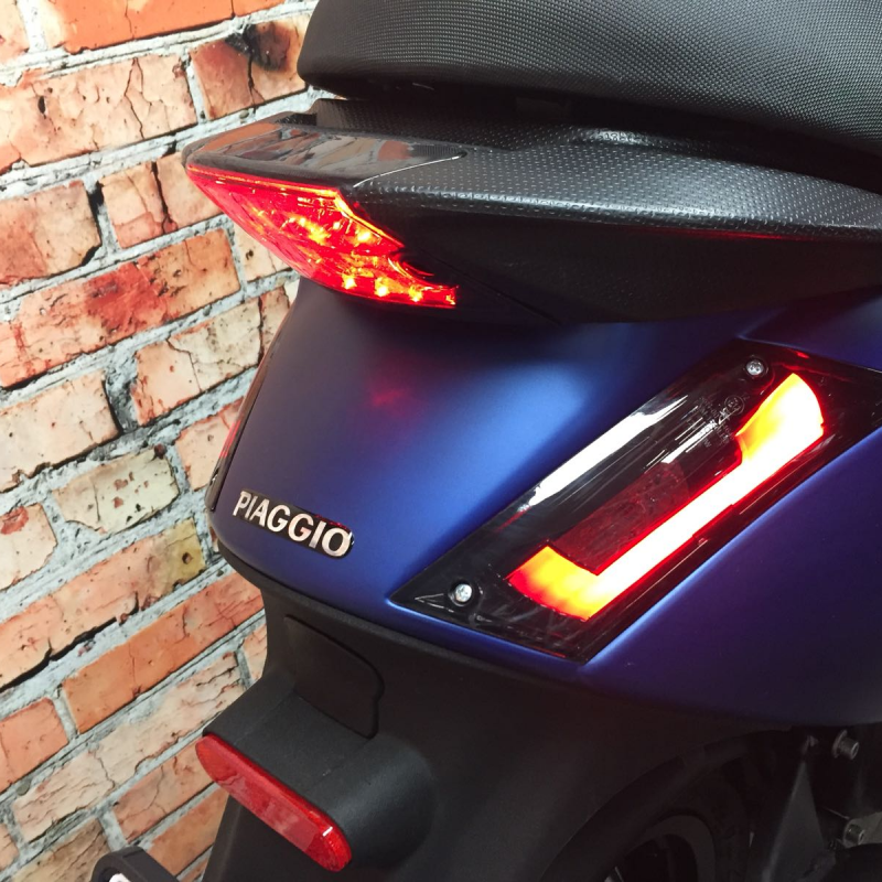 piaggio zip logo sticker op achterkap zip