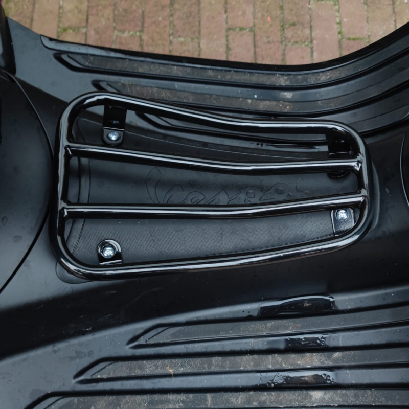 accu rekje voor vespa sprint en primavera in het glans zwart