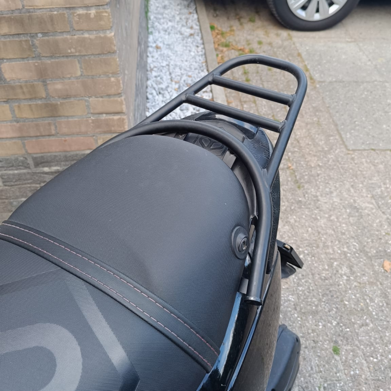 Achterdrager (wheelierekje) Piaggio Zip mat zwart