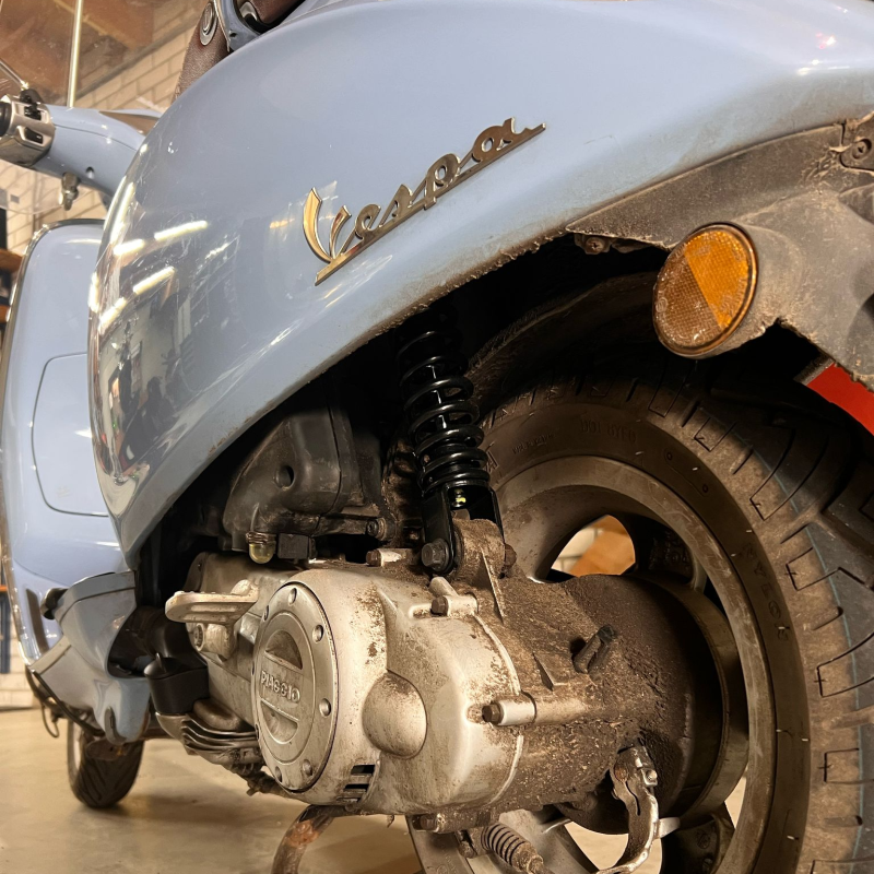 Achterschokbreker Vespa Sprint/Primavera zwart origineel 668480