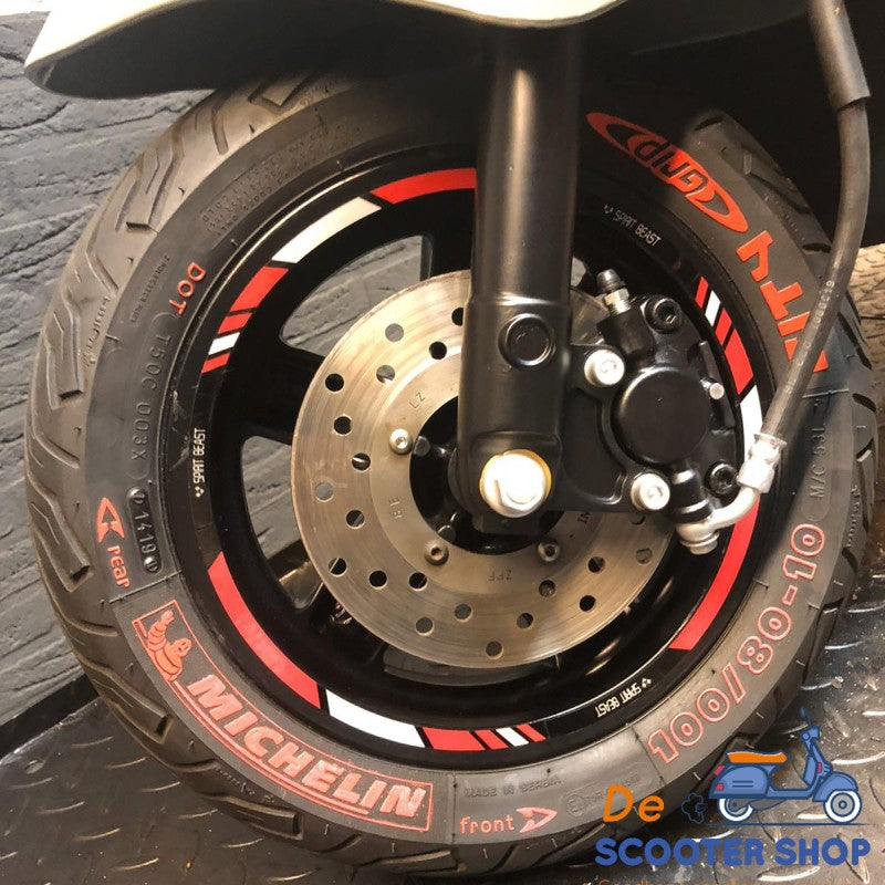 rode bandenstift op band en velg van piaggio zip