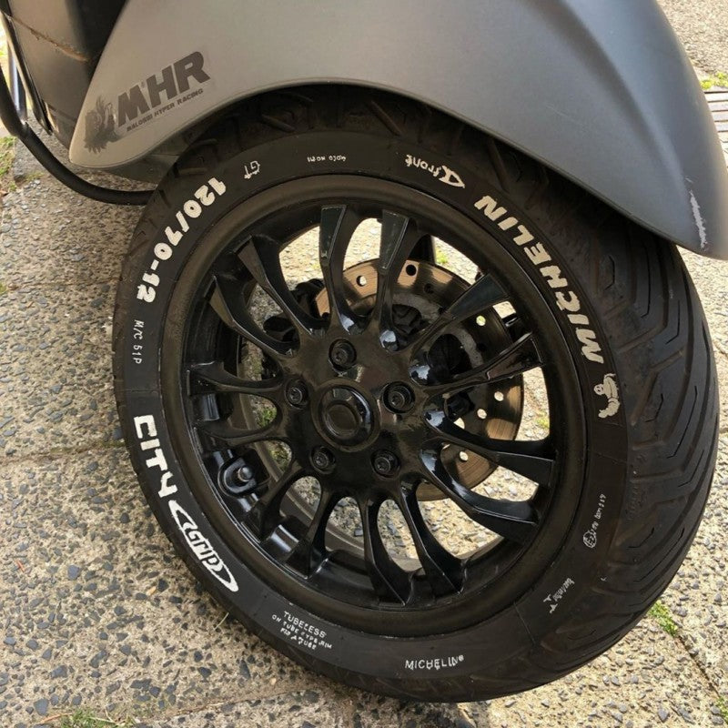 bandenstift op vespa velg