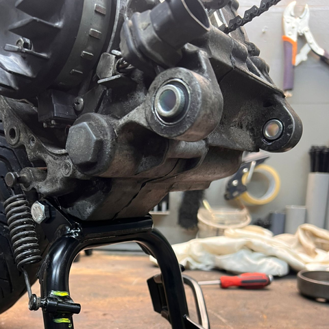 Blokrubber silentblock voor Vespa en Piaggio Zip origineel 486081