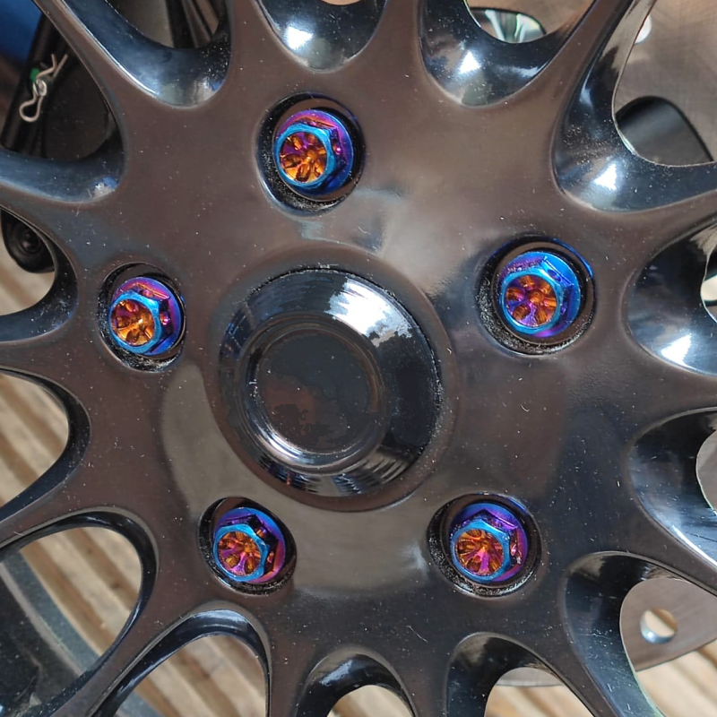 custom bouten voor voorvelg van vespa sprint