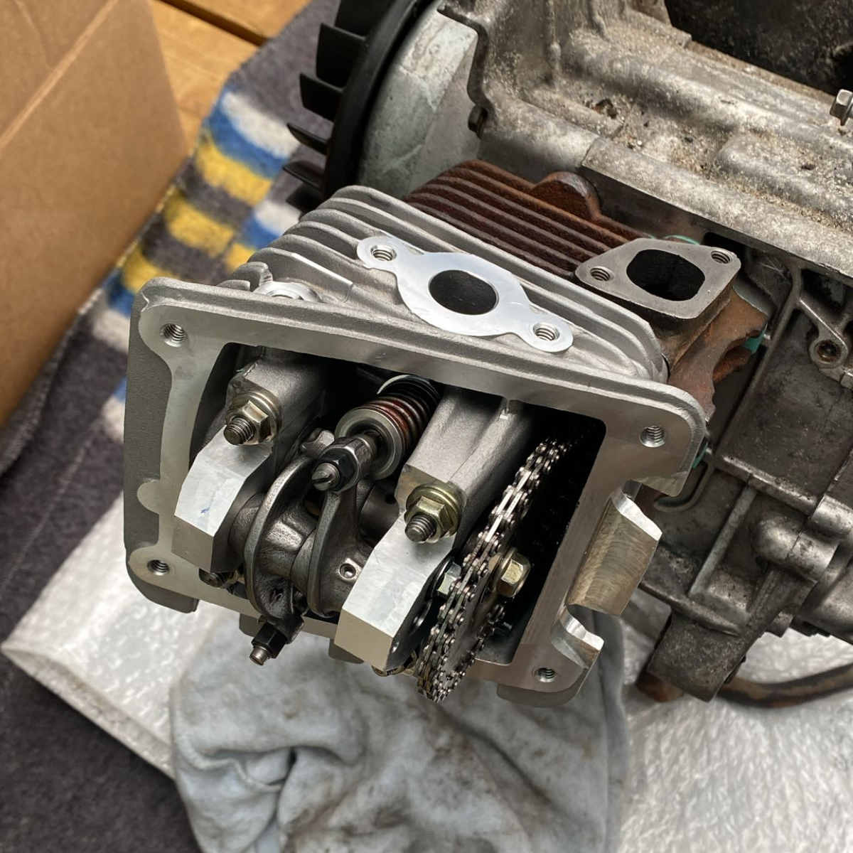 Cilinderkop + kleppen + nokkenas Piaggio 4T 2V origineel 8461974