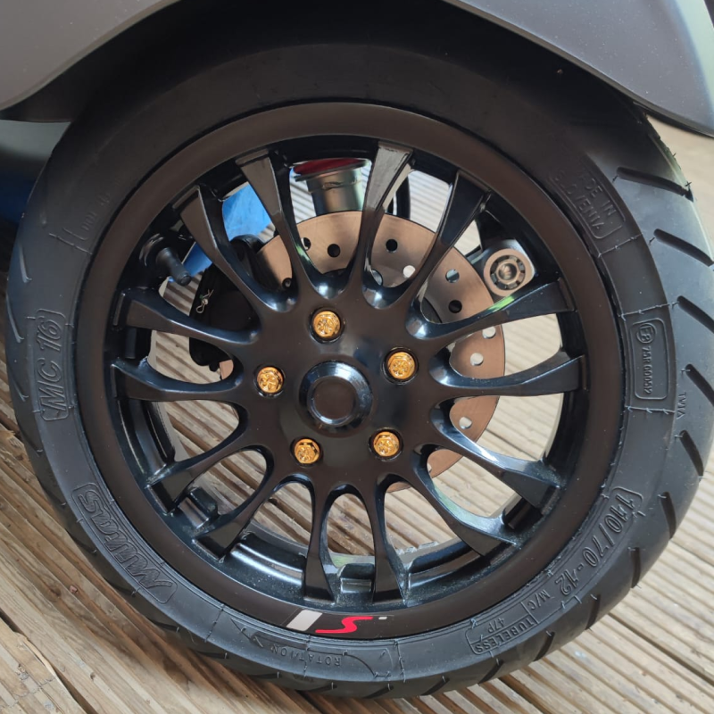 custom bouten voor voorvelg van vespa sprint