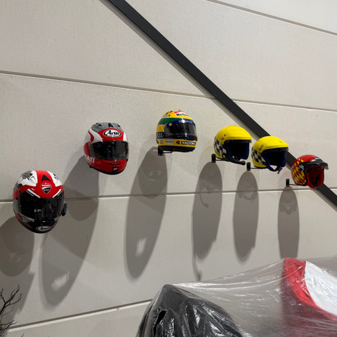 Helmet holder for the wall