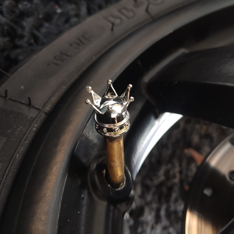 ventieldopjes in de vorm van een kroon