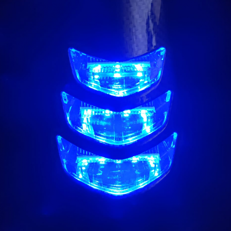 thndr claxonneus met blauwe ledverlichting in de grill voor vespa sprint en primavera