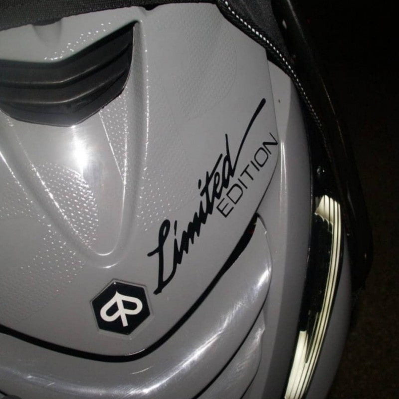 zwarte limited edition sticker