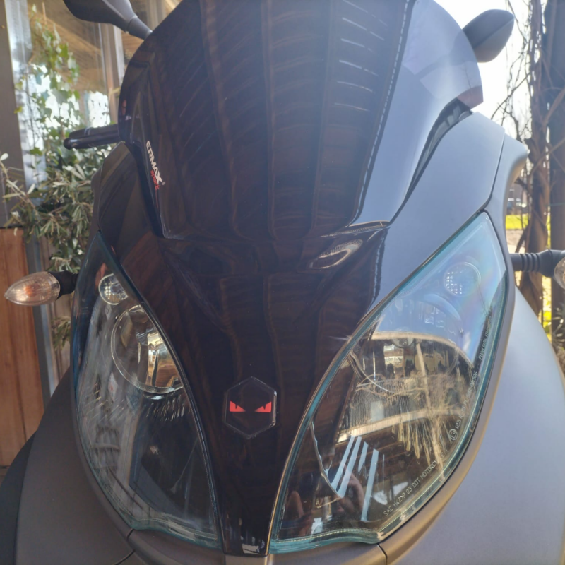 piaggio mp3 embleem boze ogen rood