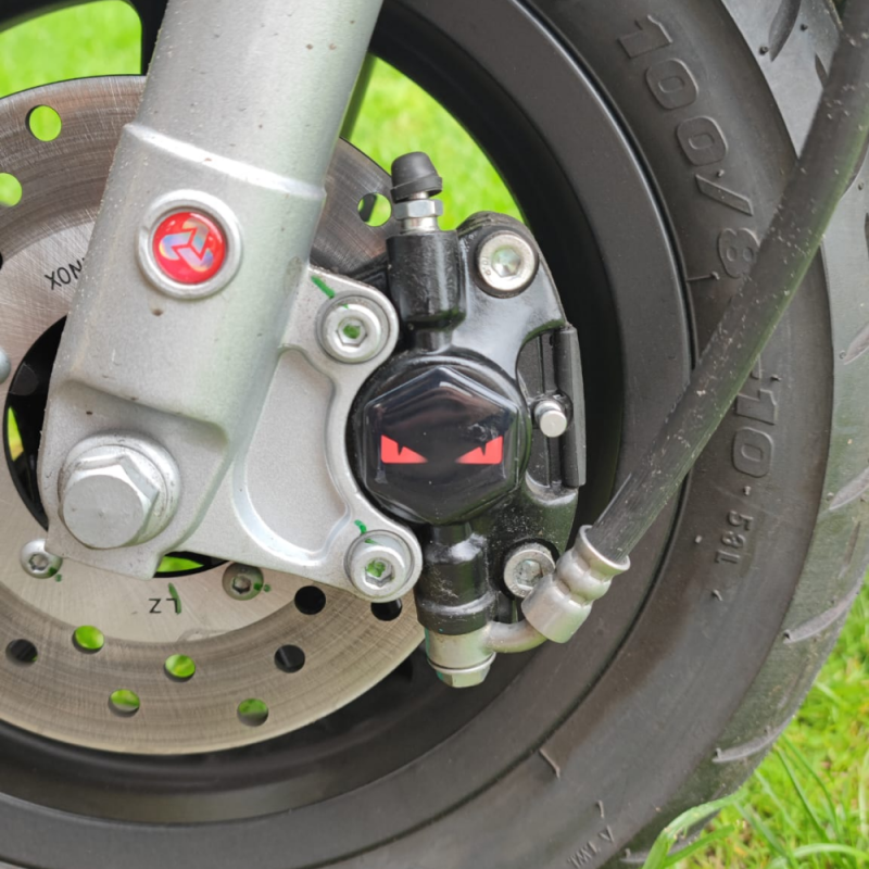 piaggio zip logo boze ogen rood op je remklauw