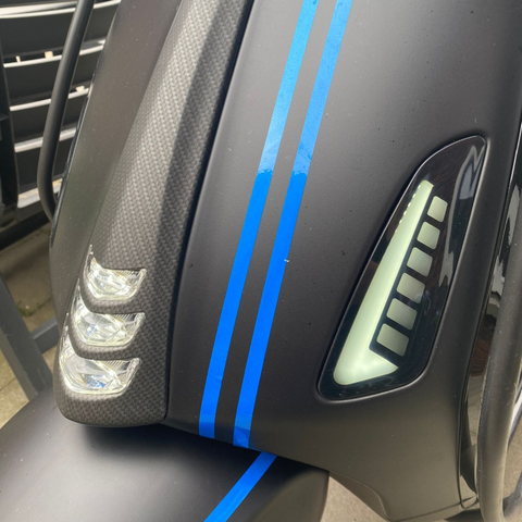 reflectietape blauw op scooter