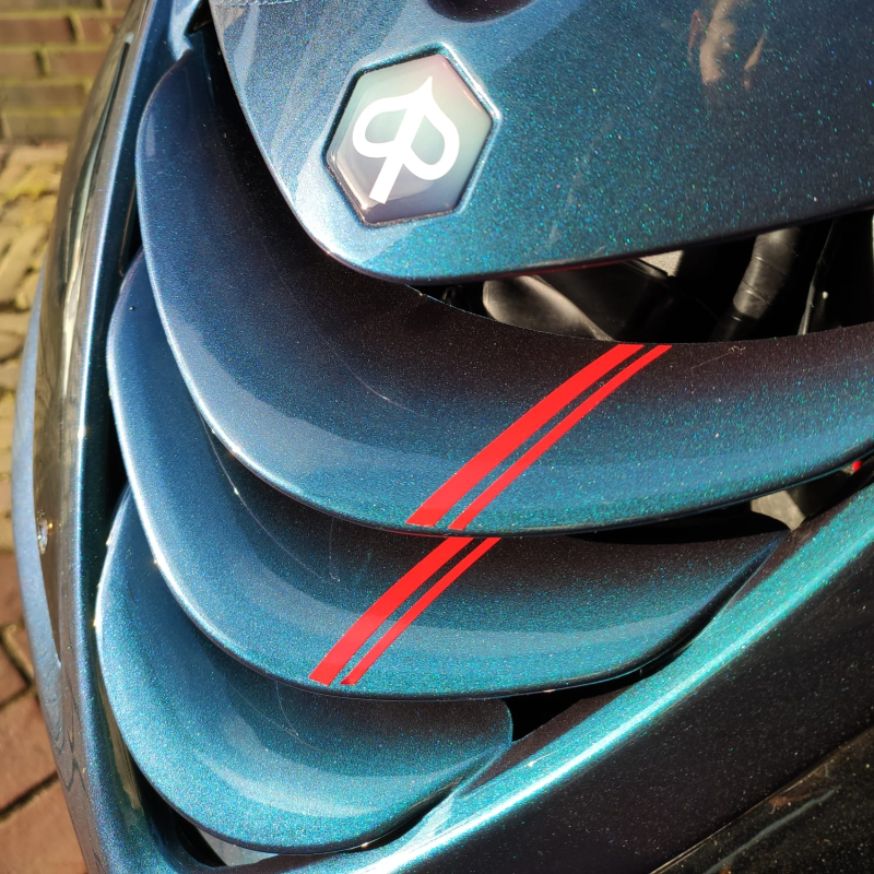 rode striping tape op piaggio zip grill