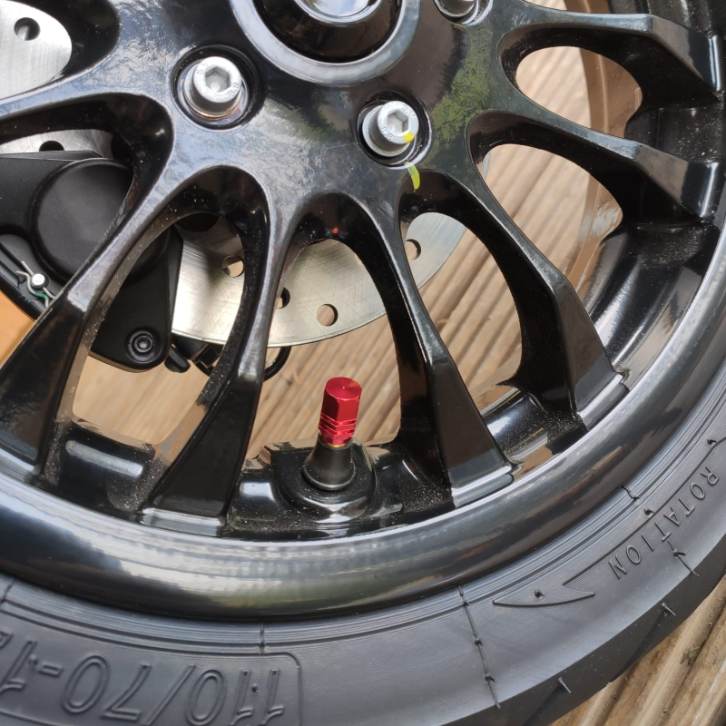 rode ventieldopjes op scooter