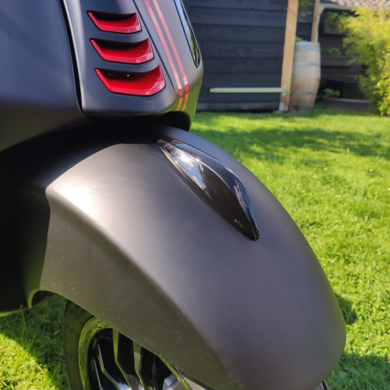 sierstuk voor spatbord vespa sprint primavera in het glans zwart