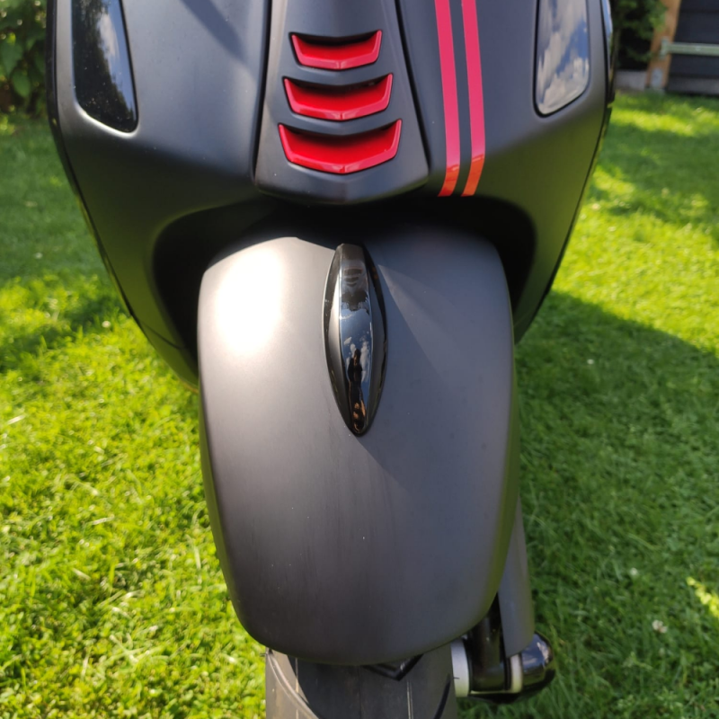 sierstuk voor spatbord vespa sprint primavera in het glans zwart