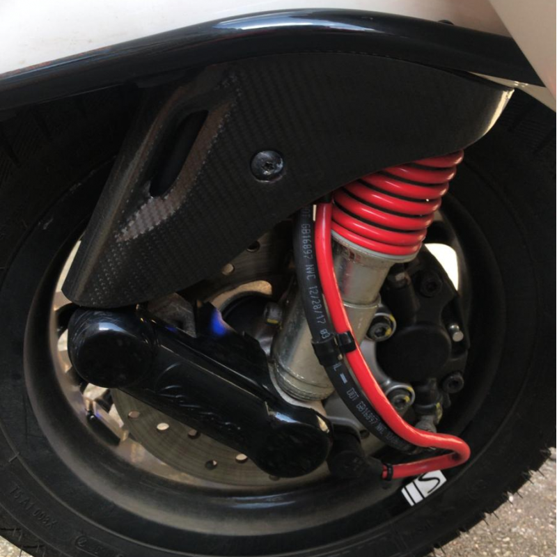 rode remvloeistof- of benzineslang