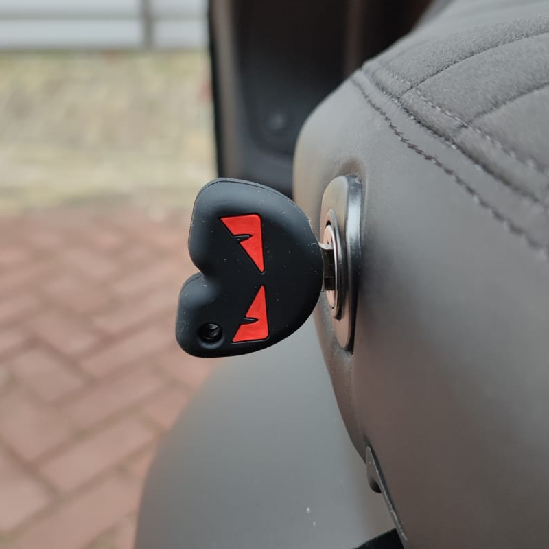 sleutelhoes voor piaggio zip boze ogen rood