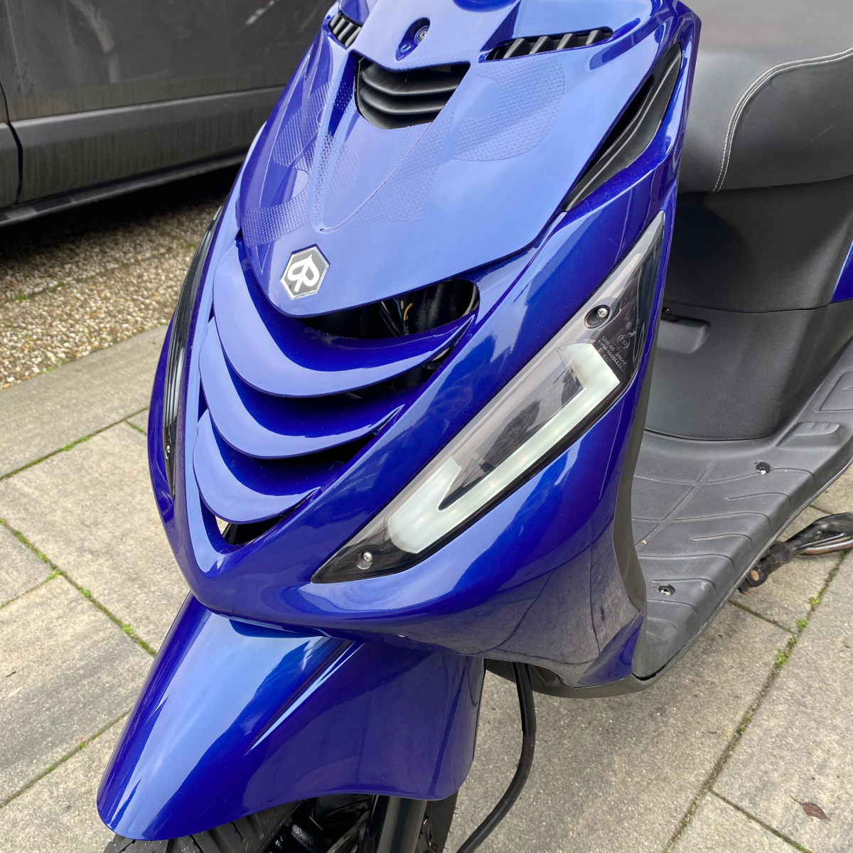 Piaggio Zip SP kappenset in Mediterranean BMW blue | De Scooter Shop