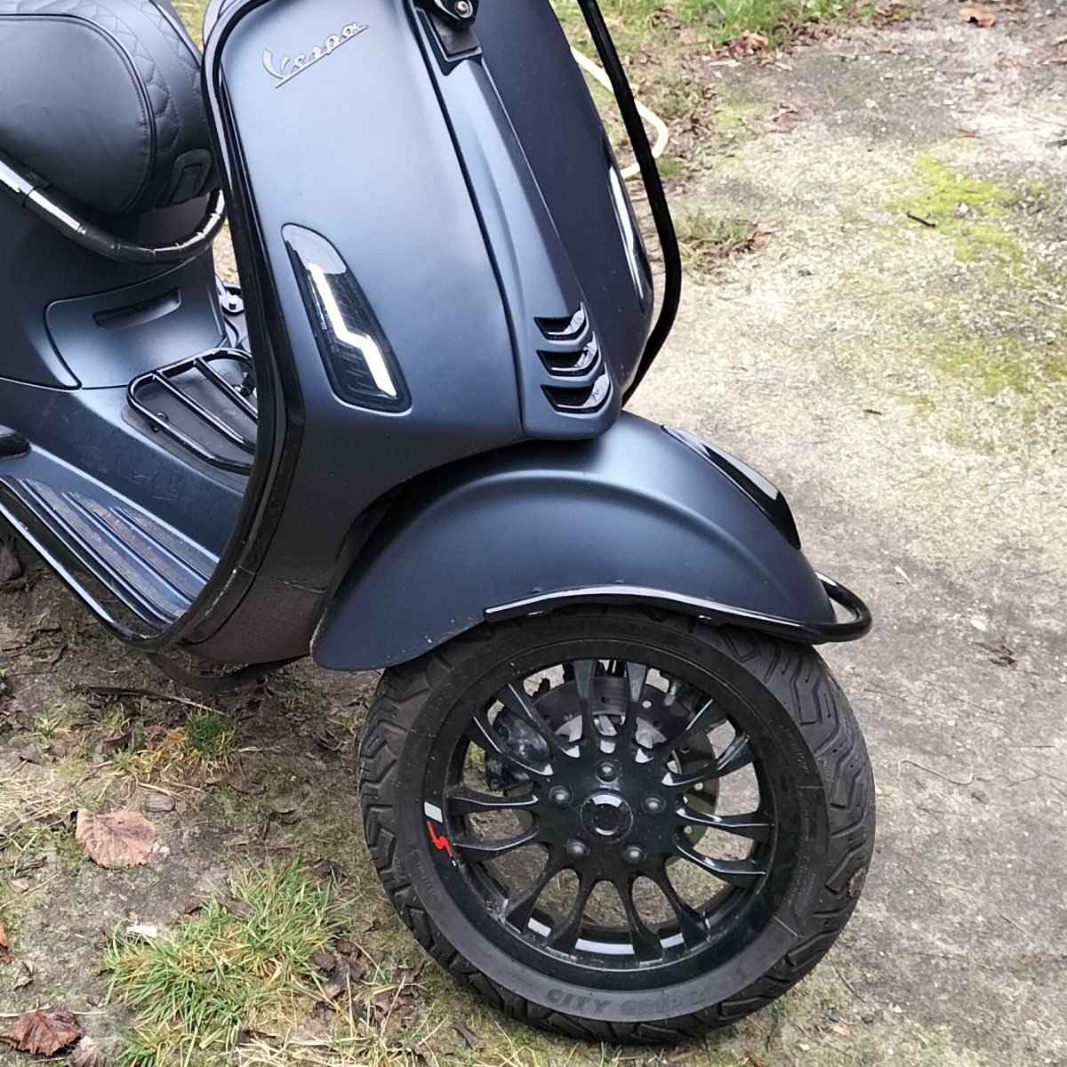 Schutzblechhalter vorn Vespa Sprint schwarz glänzend/matt