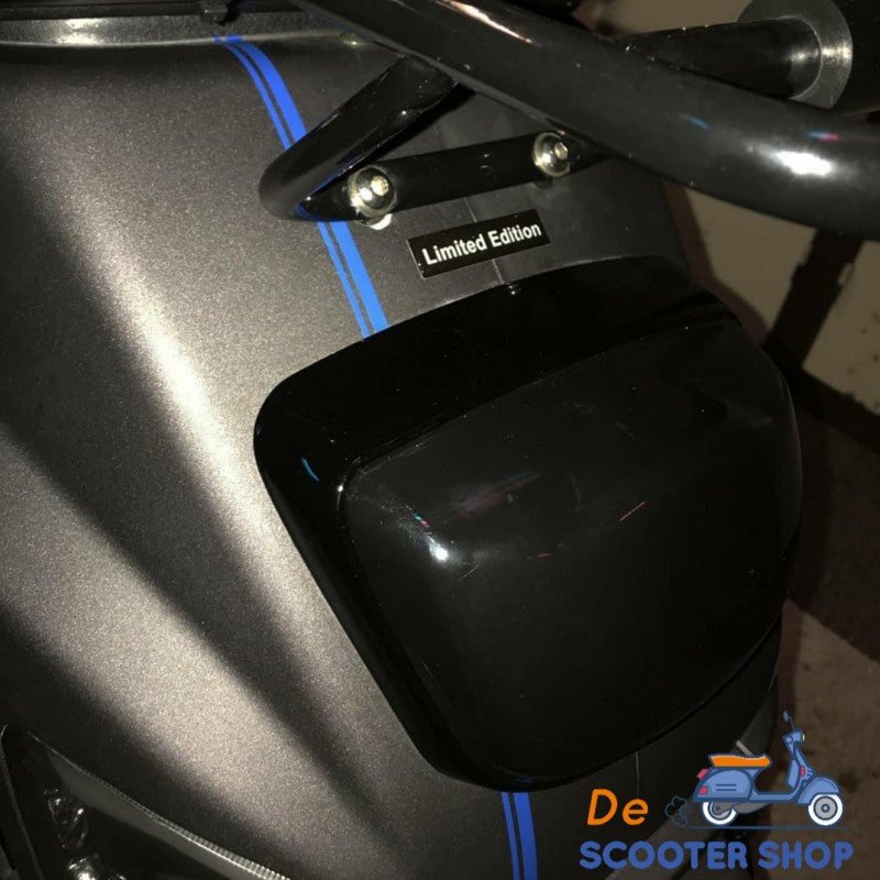 blauwe striping tape op vespa