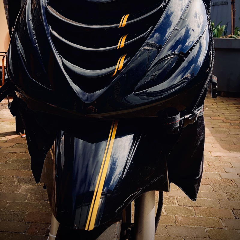 goude striping tape op piaggio zip