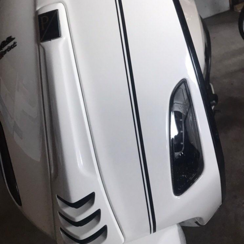 zwarte striping tape op witte vespa sprint