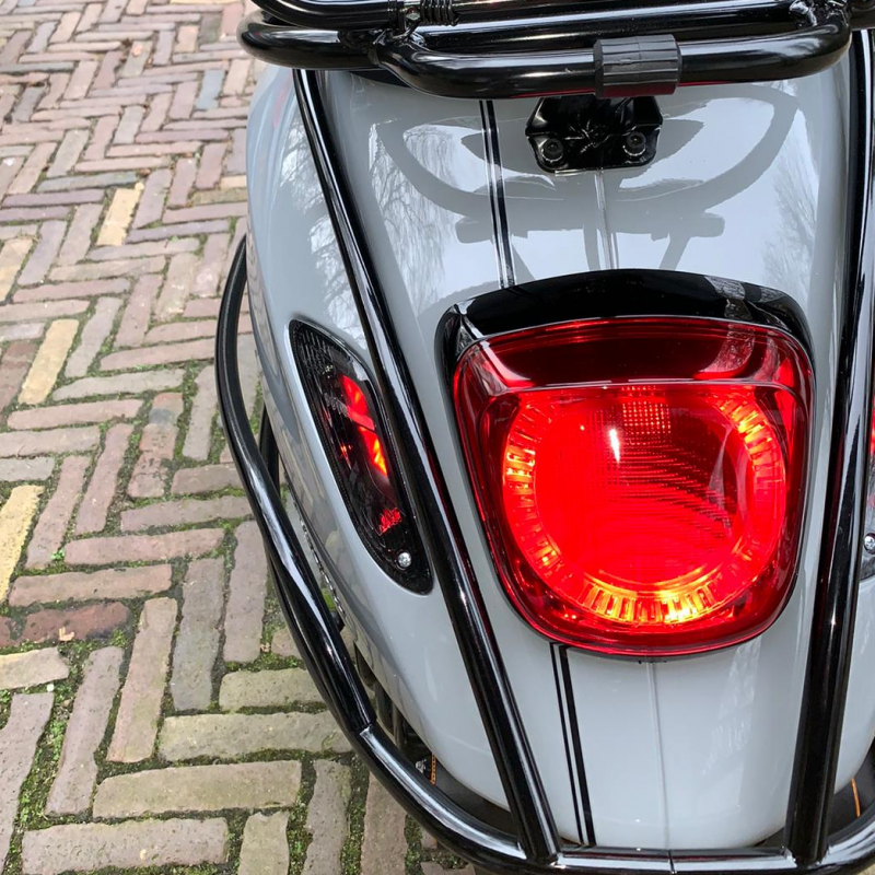 zwarte striping tape op vespa