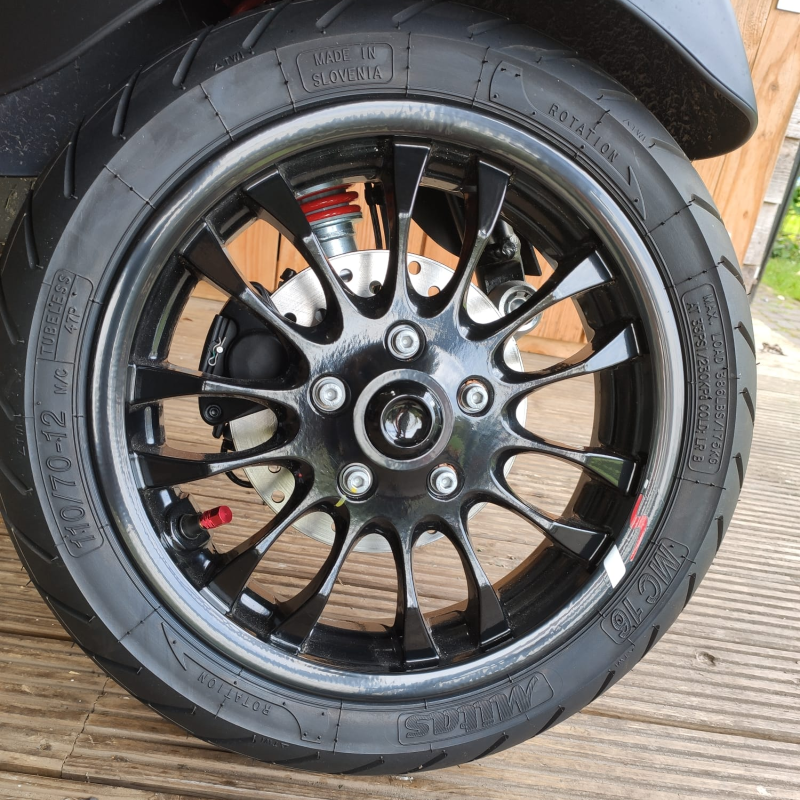 rode ventieldopjes op vespa velg