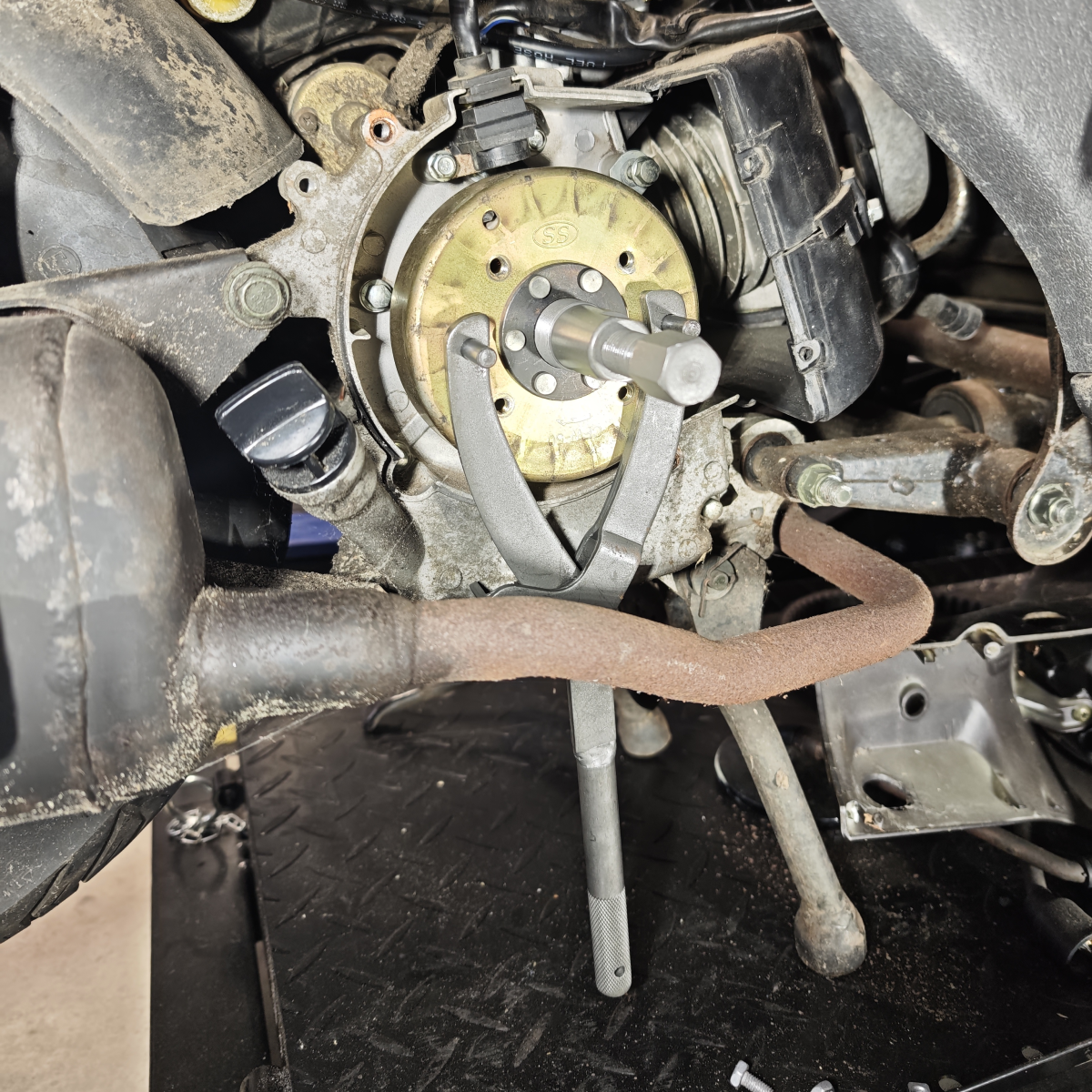 Universal clutch/flywheel blocking key