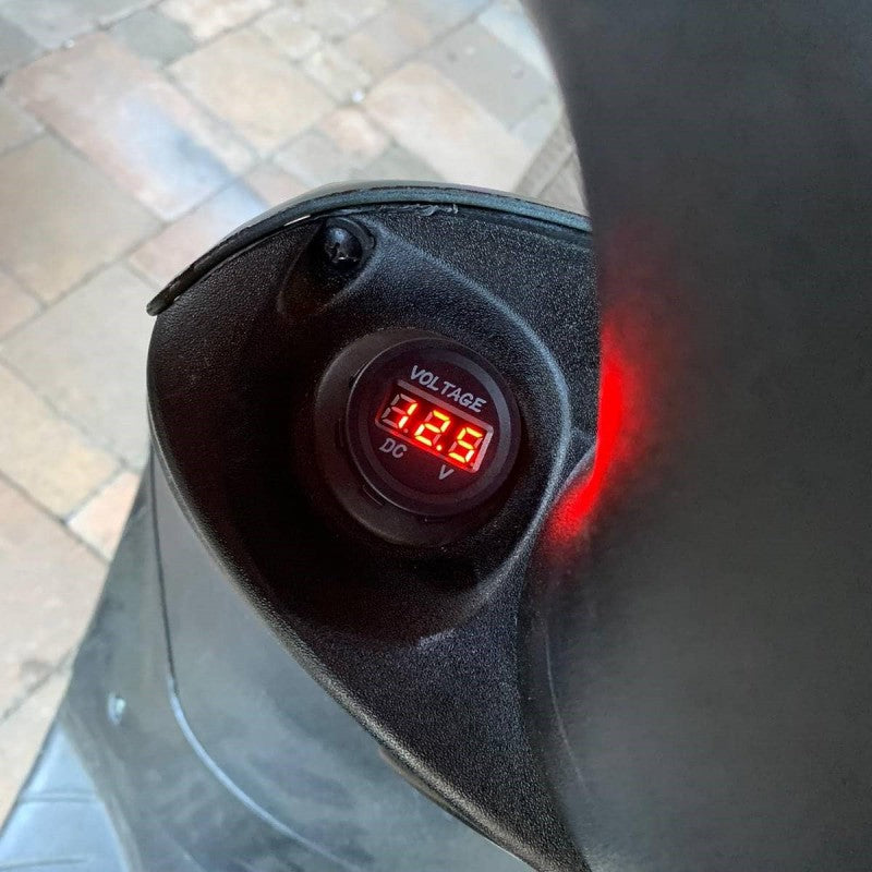 voltmeter in beenschild van piaggio zip