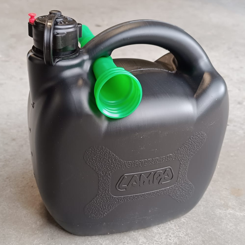 Jerrycan zwart met schenktuit (5 liter)